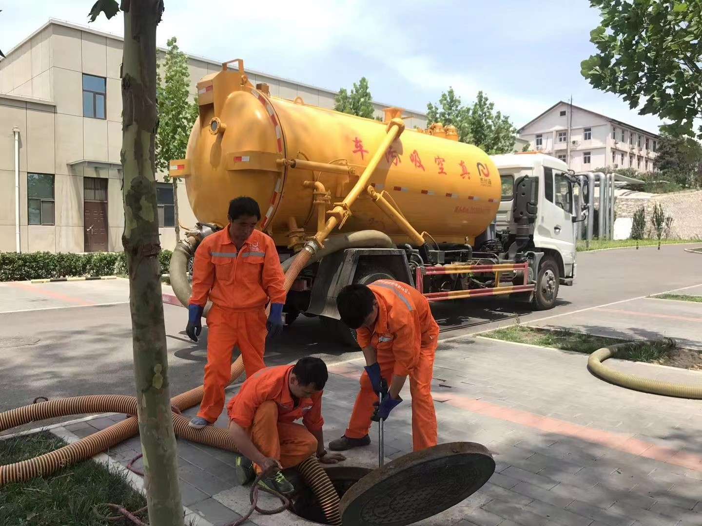 路桥管道疏通车停在窨井附近