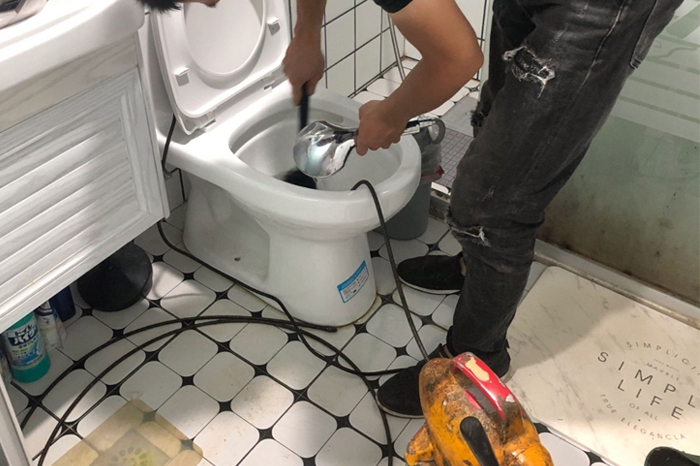 路桥马桶堵塞自己疏通还是找师傅?专业上门服务让你省时更省心